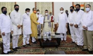 मराठा आरक्षणासंबधी आघाडी सरकार राज्यपालांच्या भेटीला, केंद्र सरकारकडे चेंडू ढकलण्याचा प्रयत्न.
