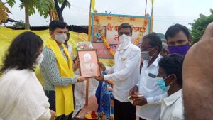 सहा.जिल्हाधिकारी कीर्तिकुमार एच पुजार यांची आदिवासी दिनानिमित्त धामणदरी गावाला भेट, ढेमसा नृत्याने त्यांचे जंगी स्वागत