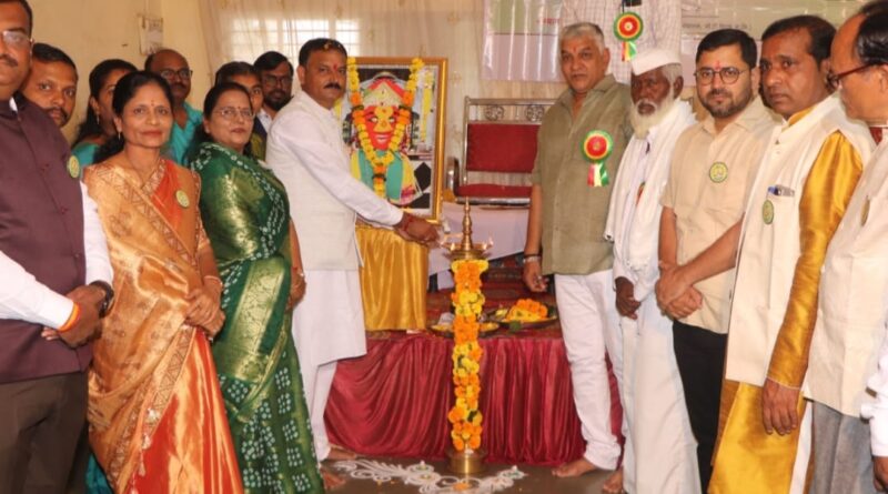 पर्यावरण चळवळीशी लोकांना जोडण महत्त्वाचे; माहूरला नवव्या पर्यावरण संमेलनात विचारांचा जागर सुरू पर्यावरण चळवळीशी लोकांना जोडण महत्त्वाचे; माहूरला नवव्या पर्यावरण संमेलनात विचारांचा जागर सुरू